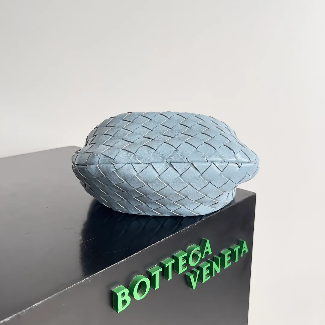 Batch 1120 Bottega veneta͙.——The latest braided and knotted hobo🔥 The top-grade lambskin leather is very soft, the bag shape is unique, practical and durable. It retains the traditional weaving elements while being a bit more flamboyant ~ Made of hand-woven sheepskin, zipper opening and closing, curved seamless structure, effortless to match. Highly recommended⚠️⚠️⚠️ The highest-end in the market🌈 Welcome to compare [Factory equipped with full package] size: 23x15x5cm.   Model: 651876